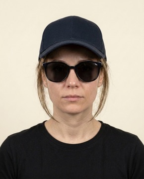 Bad scan photo example: hat, sunglasses and hair covering the face — illustrative AI rendering